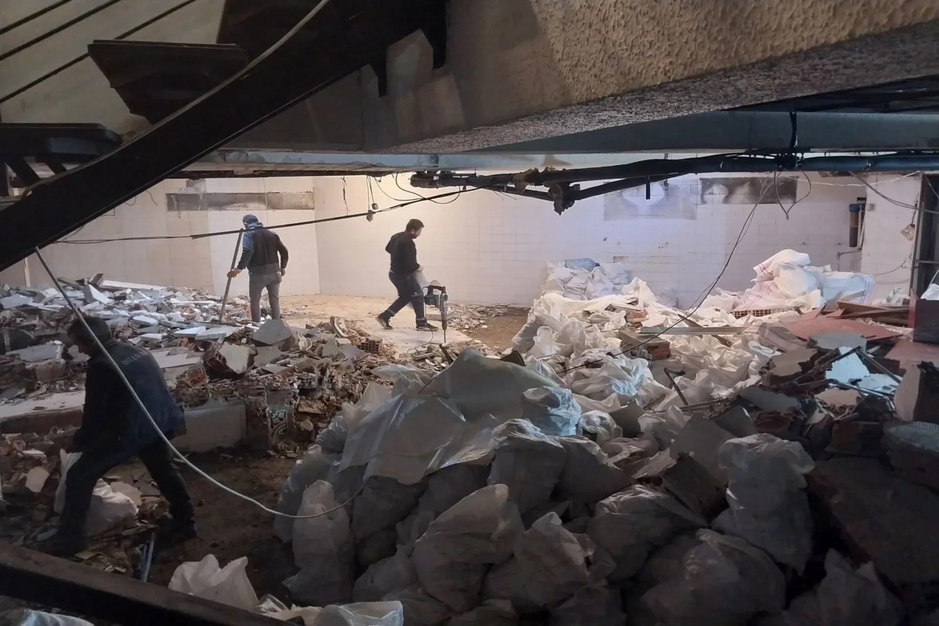 Kırıyoruz, Yıkıyoruz, Temizliyoruz.